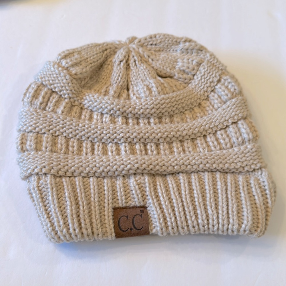 CC Women’s Chunky Ribbed Knit Beanie Color Cream Like New